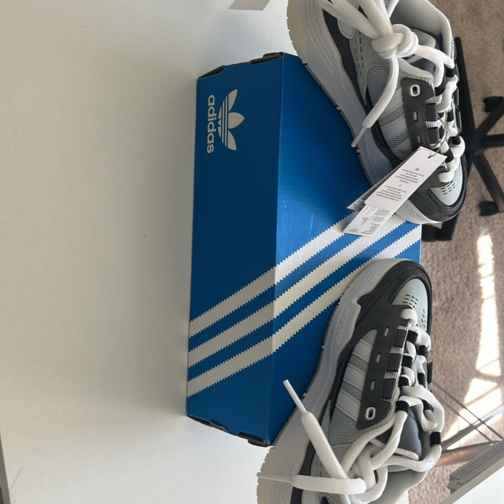🖤🖤🖤Adidas originals nwt. Never worn fits a size 8 perfectly - Picture 4 of 6